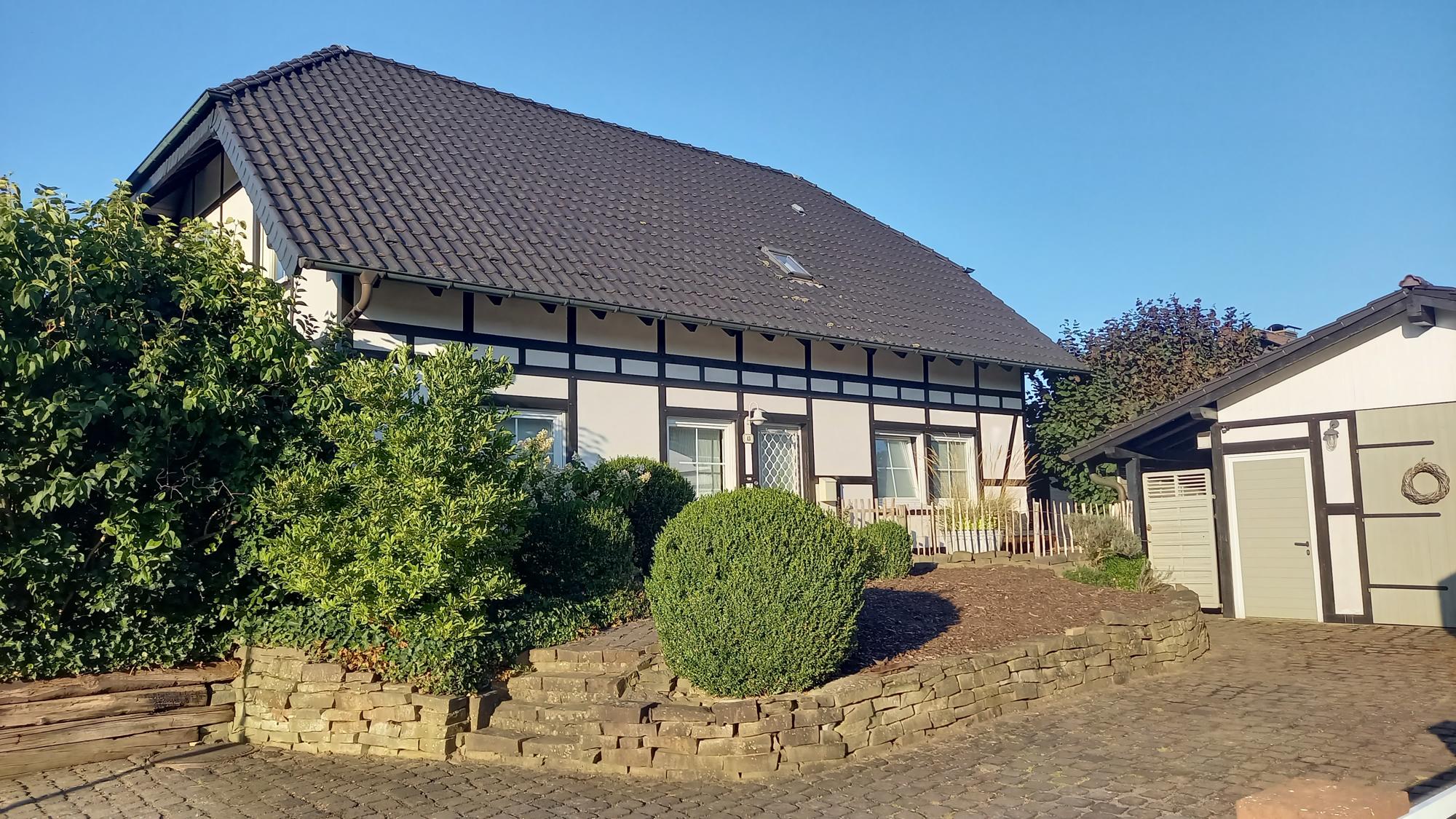 „Modernes Wohnen mit Fachwerkcharme“
Einfamilien-Landhaus
mit Garage